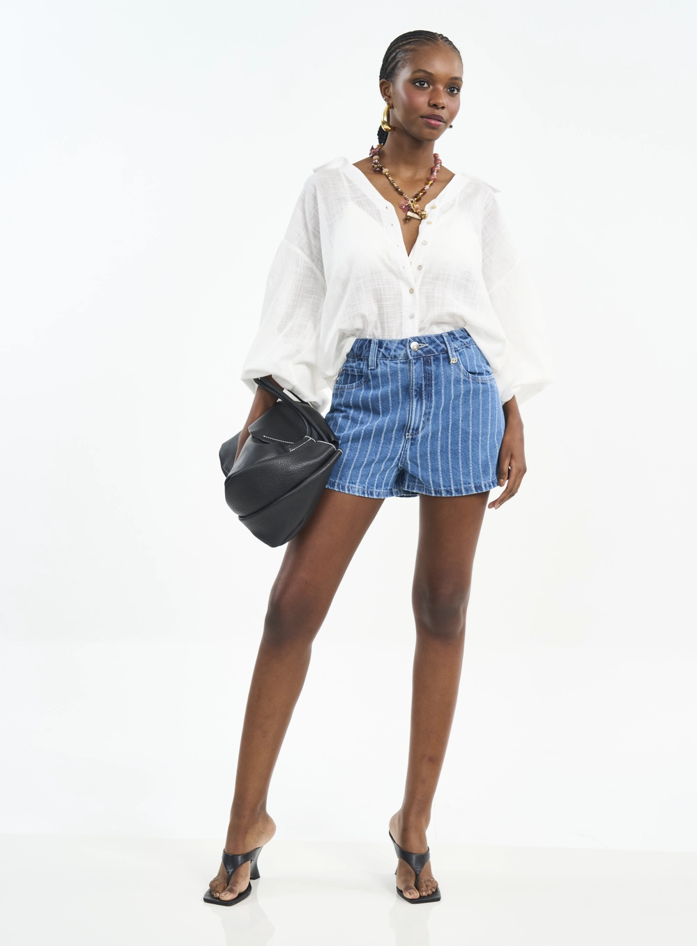 Short Jeans Com Listras E Bolsos Estampados
