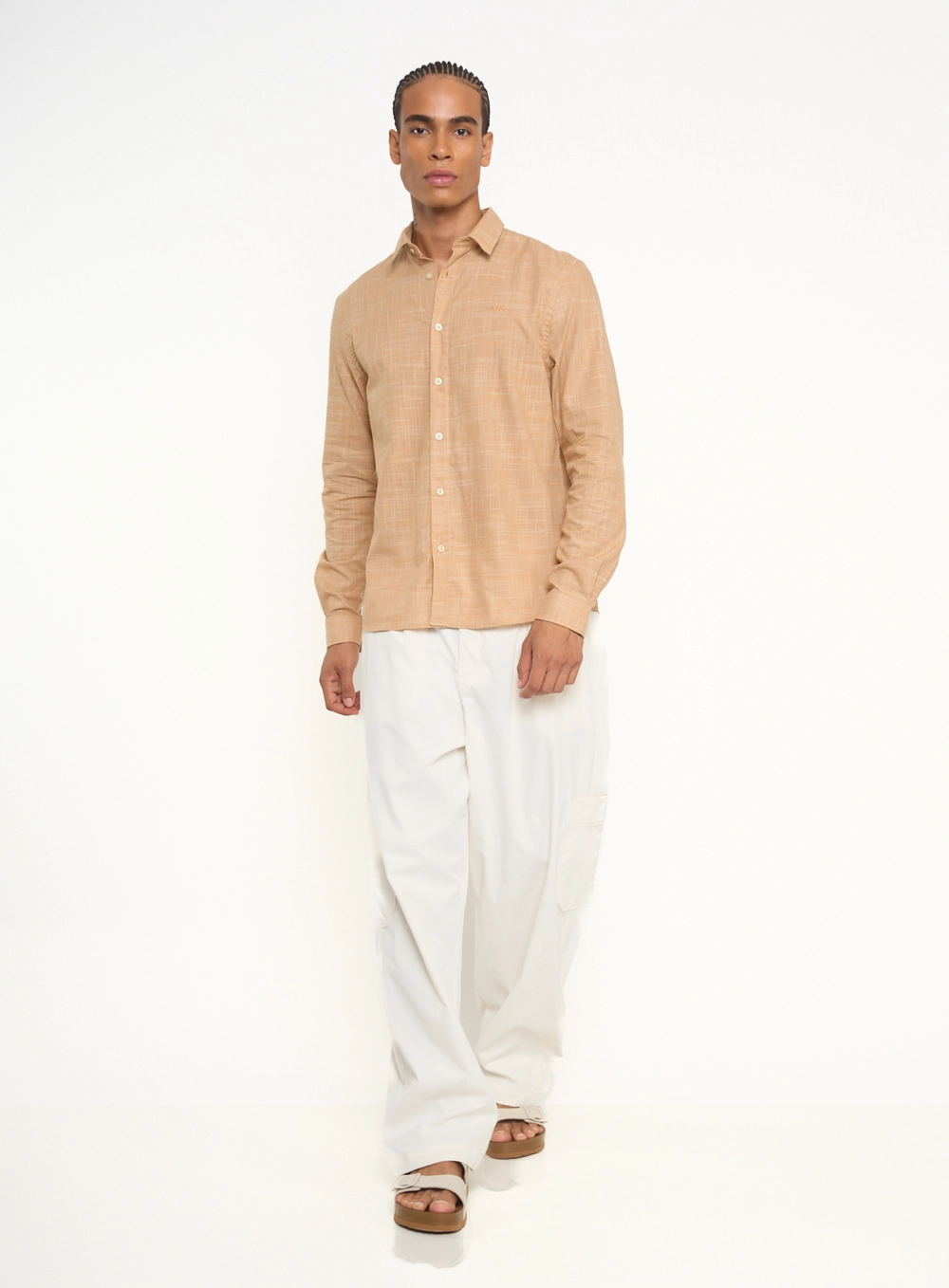 Camisa Masculina Com Textura Slub E Logo Estampados