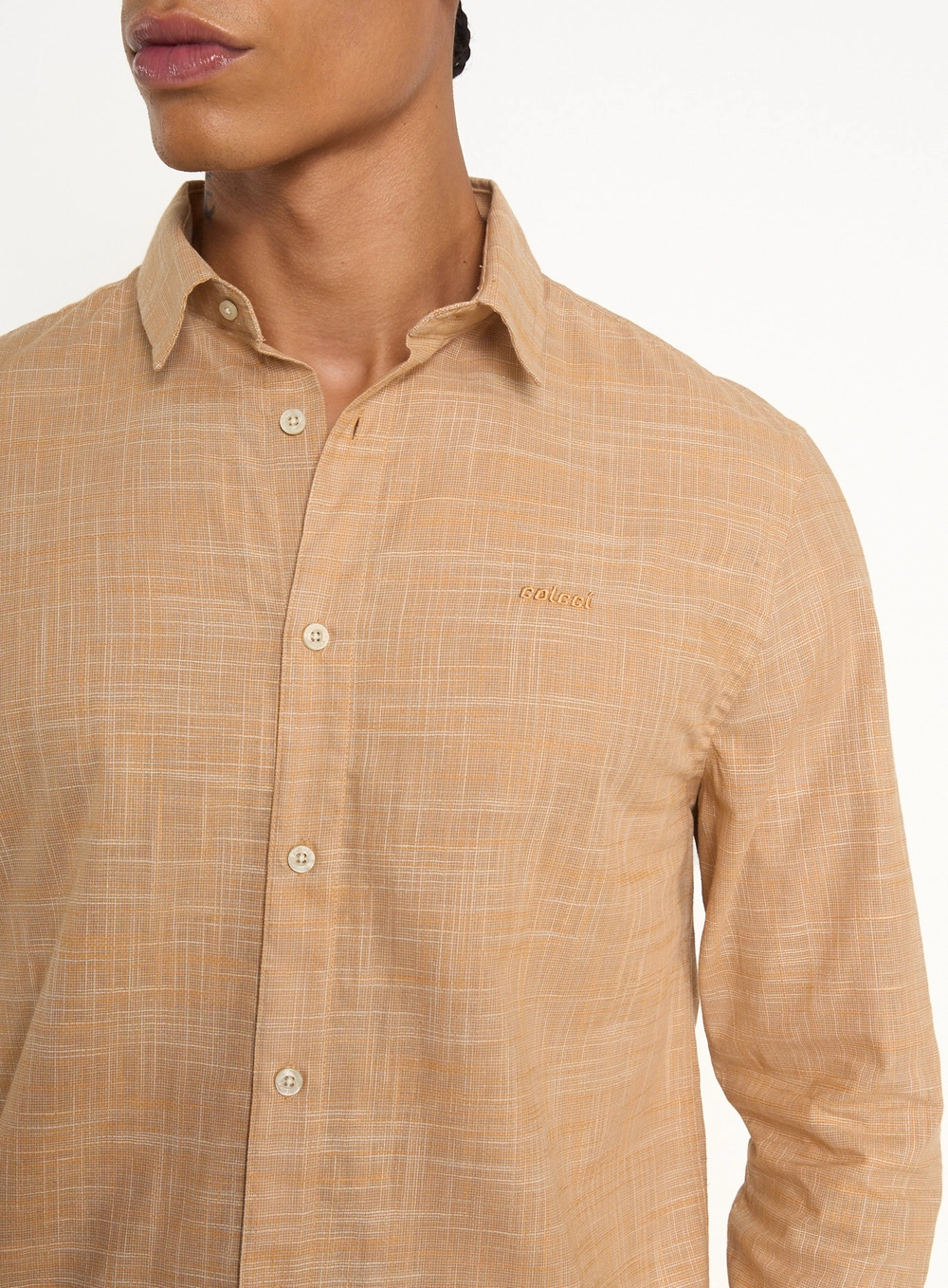 Camisa Masculina Com Textura Slub E Logo Estampados