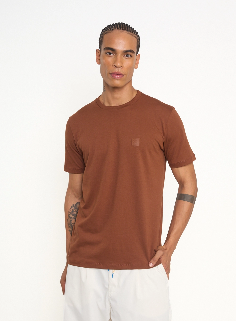 Camiseta Masculina Com Patch Localizado Marrom