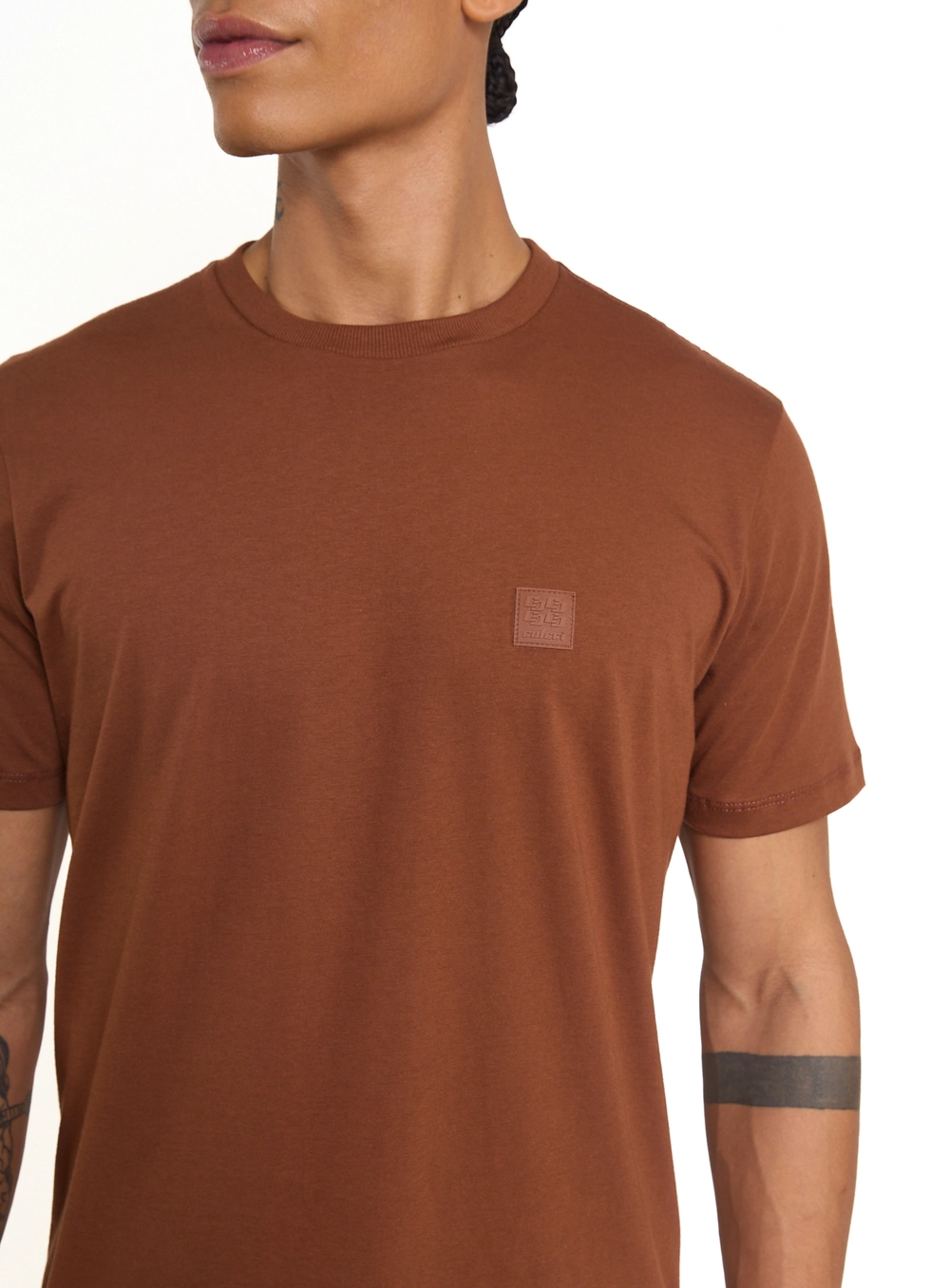Camiseta Masculina Com Patch Localizado Marrom