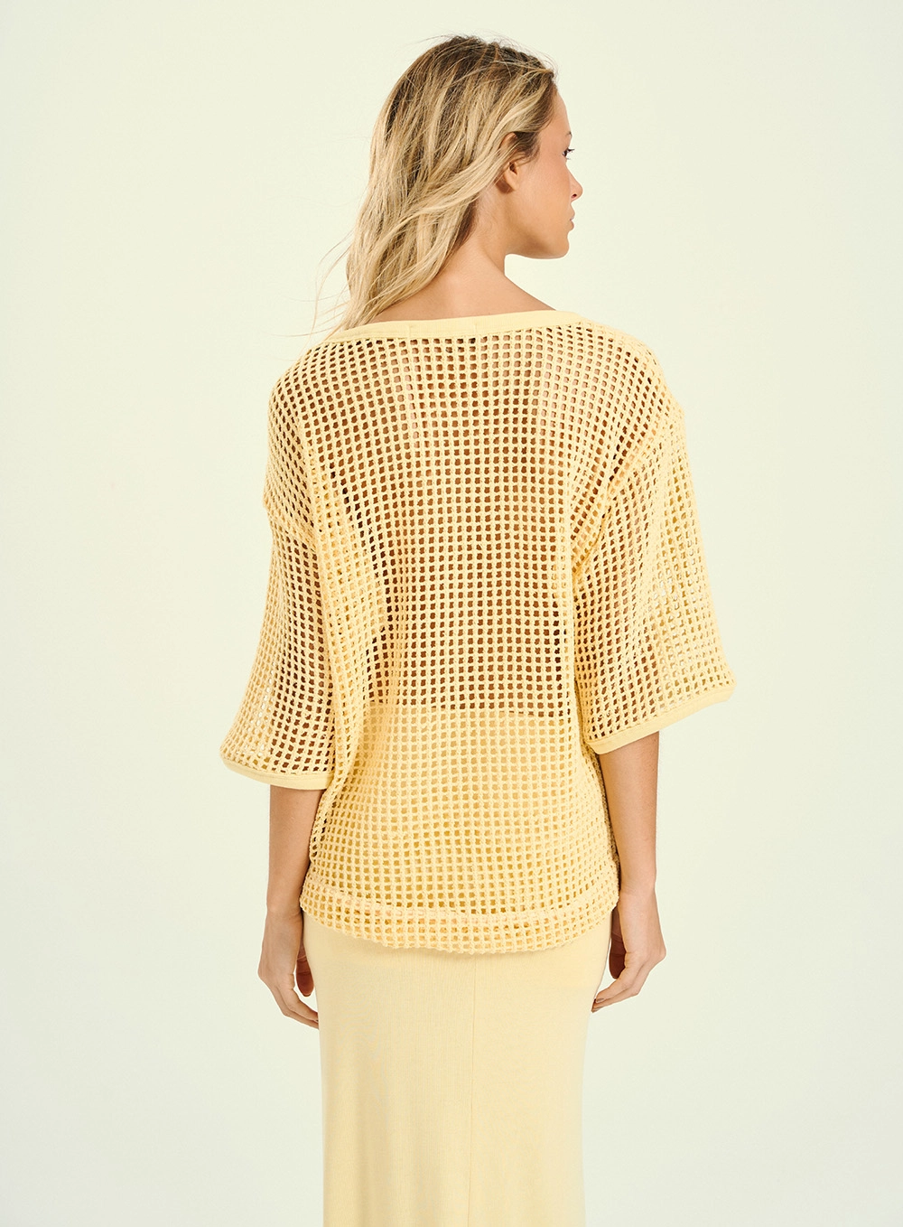 Camiseta Feminina Oversized Em Tela Com Bordado Amarelo 1