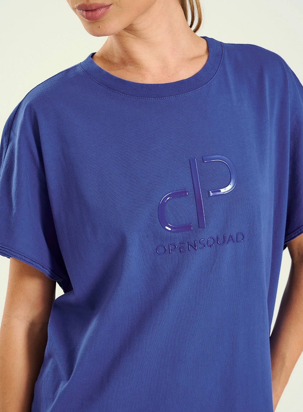 Camiseta Malha Feminina Oversized Com Logo Frontal Azul 3