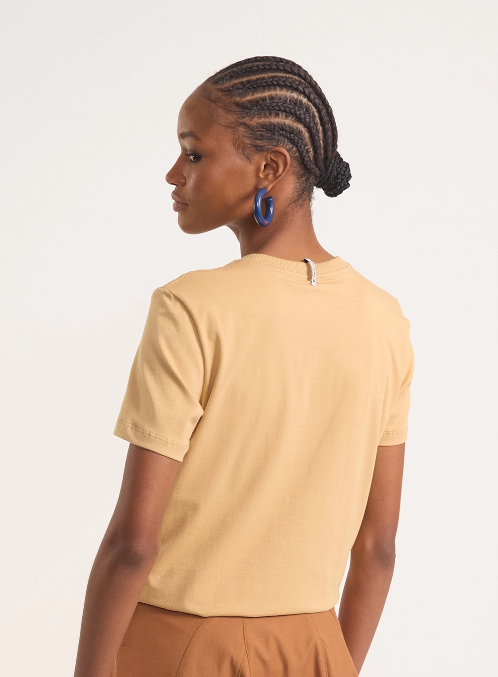 Camiseta Regular Com Logo Bordado E Gola Em Ribana Bege