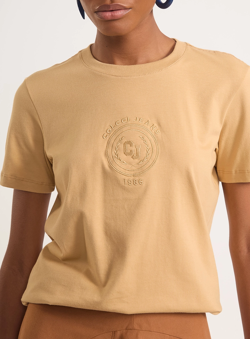 Camiseta Regular Com Logo Bordado E Gola Em Ribana Bege