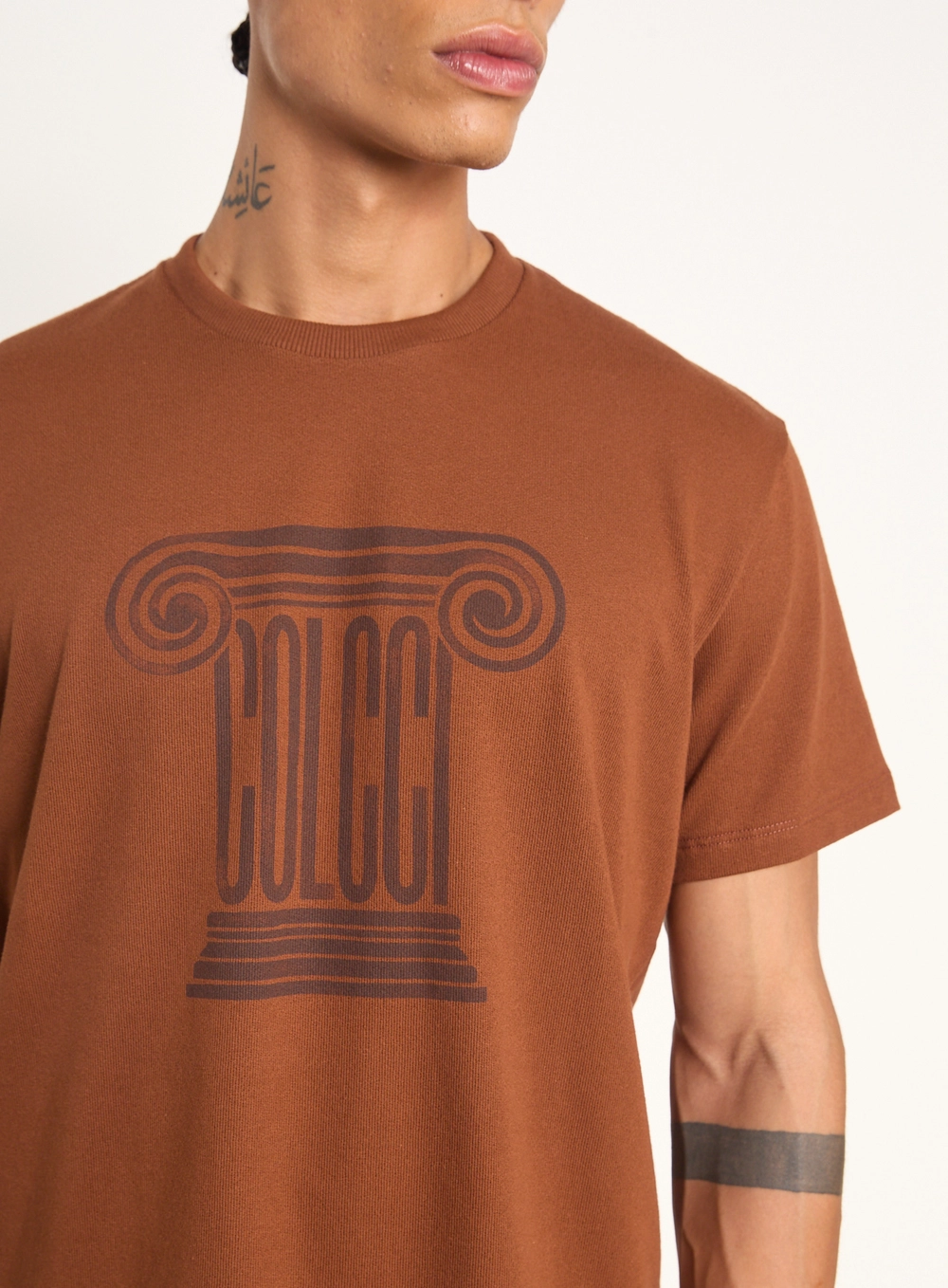 Camiseta Masculina Com Estampa Localizada Marrom