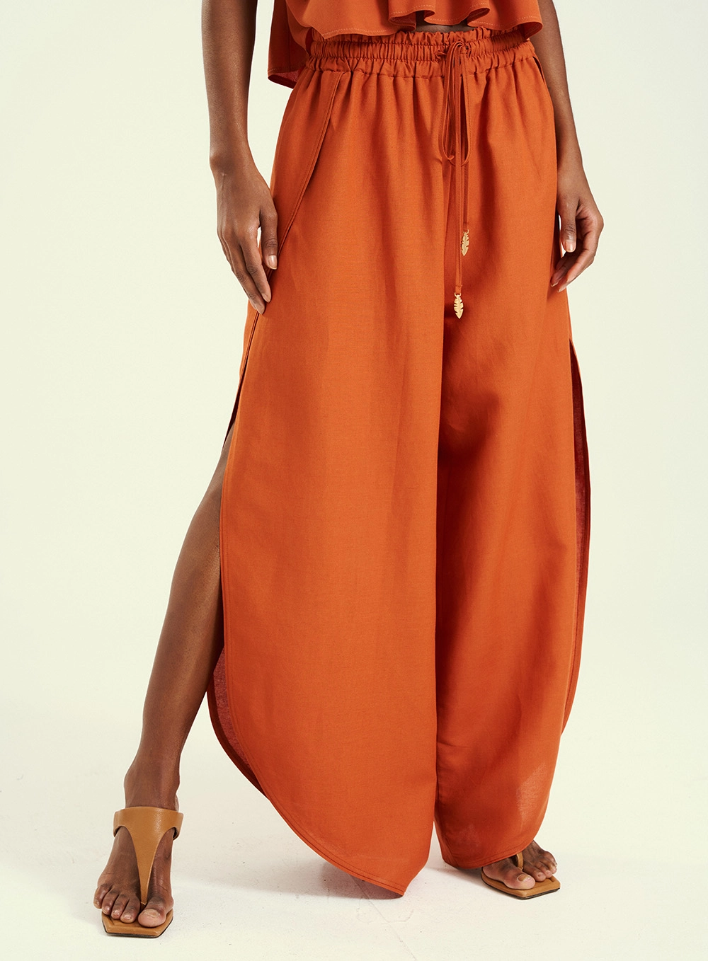 Calça Pantalona Com Fenda Marrom 3
