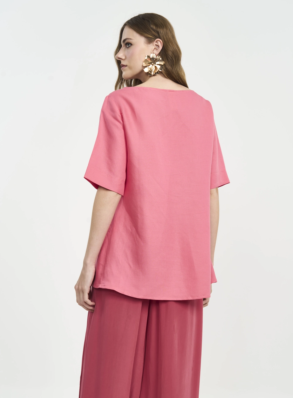 Camiseta Feminina Ampla Com Decote Canoa Rosa