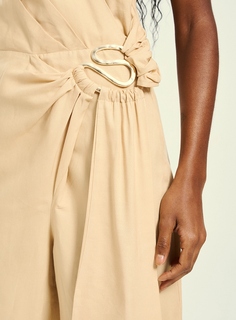 Macacão Feminino Longo Com Detalhes Bege 3