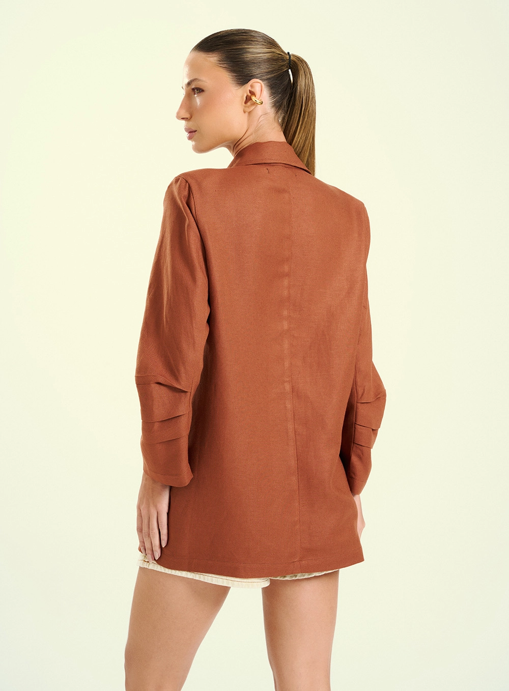 Blazer Feminino Com Mangas Franzidas Marrom 2