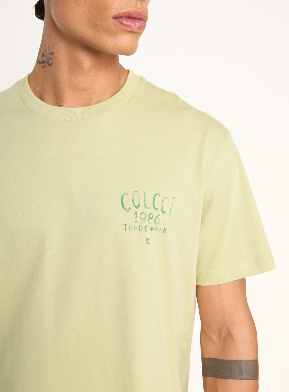 Camiseta Masculina Com Estampa Frontal E Posterior Bege