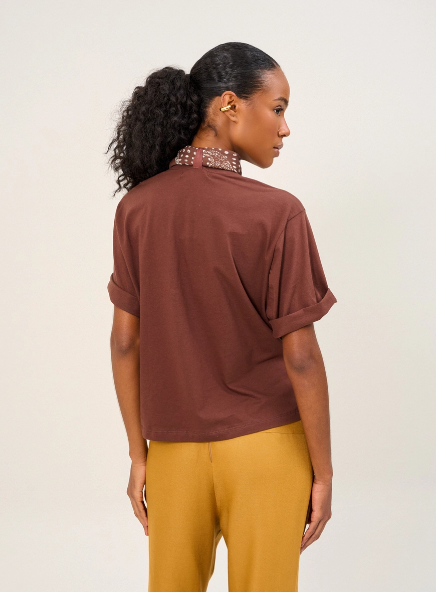 Camiseta Feminina Com Lenço Estampado Marrom 2