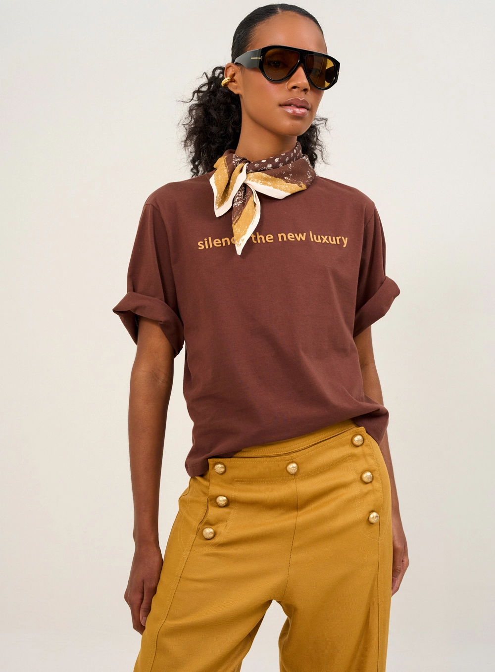 Camiseta Feminina Com Lenço Estampado Marrom 1