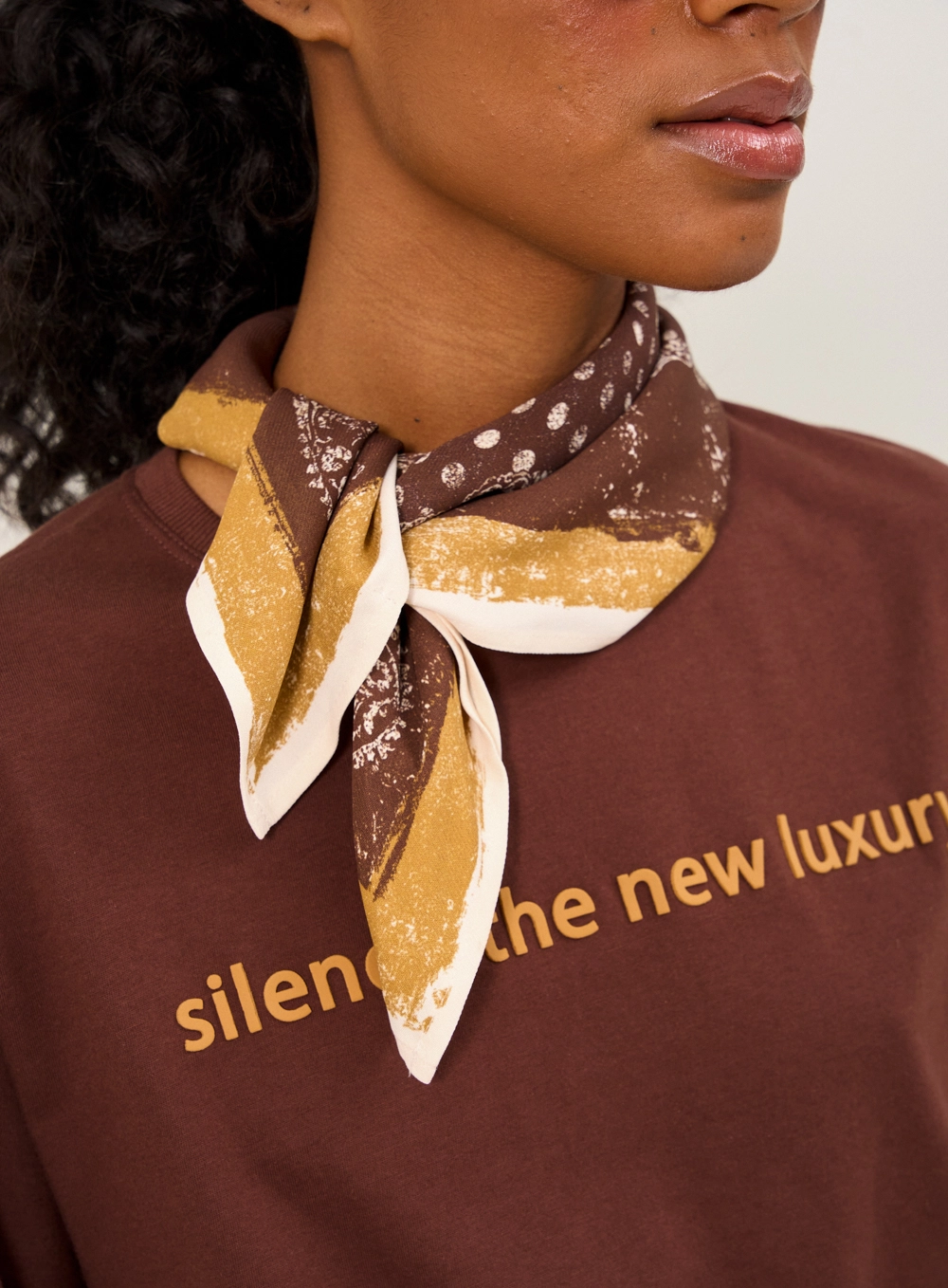 Camiseta Feminina Com Lenço Estampado Marrom 5