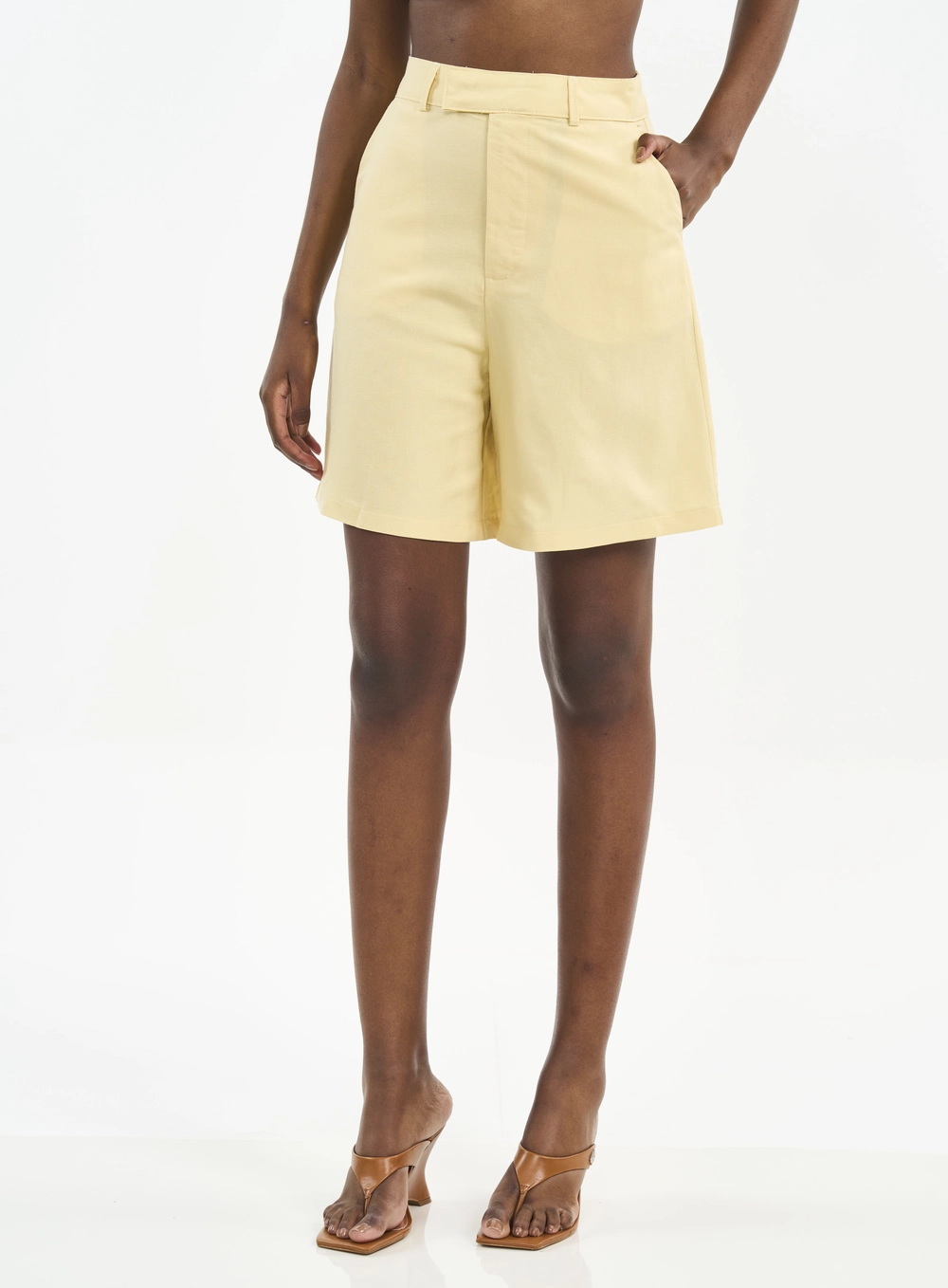 Bermuda Com Cintura Alta E Bolsos Amarelo