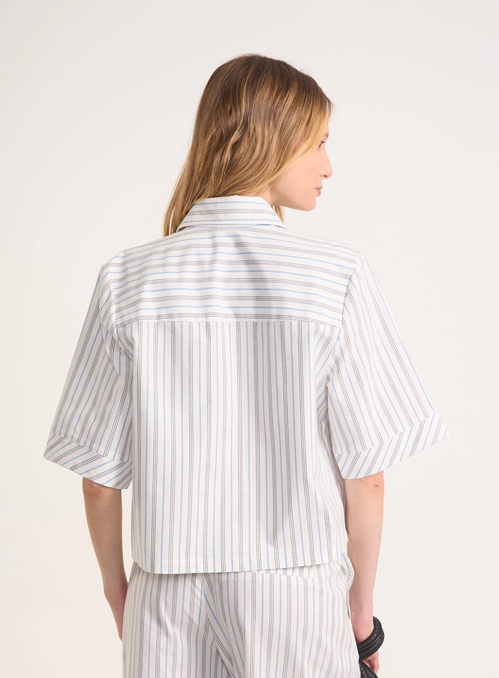 Camisa Cropped Com Listras E Bordado Estampados