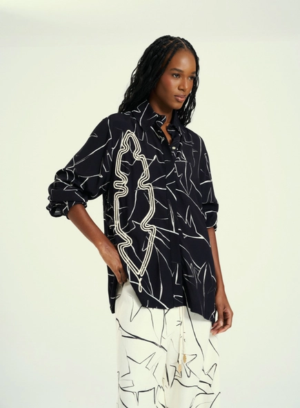 Camisa Feminina Estampada Com Bordado
