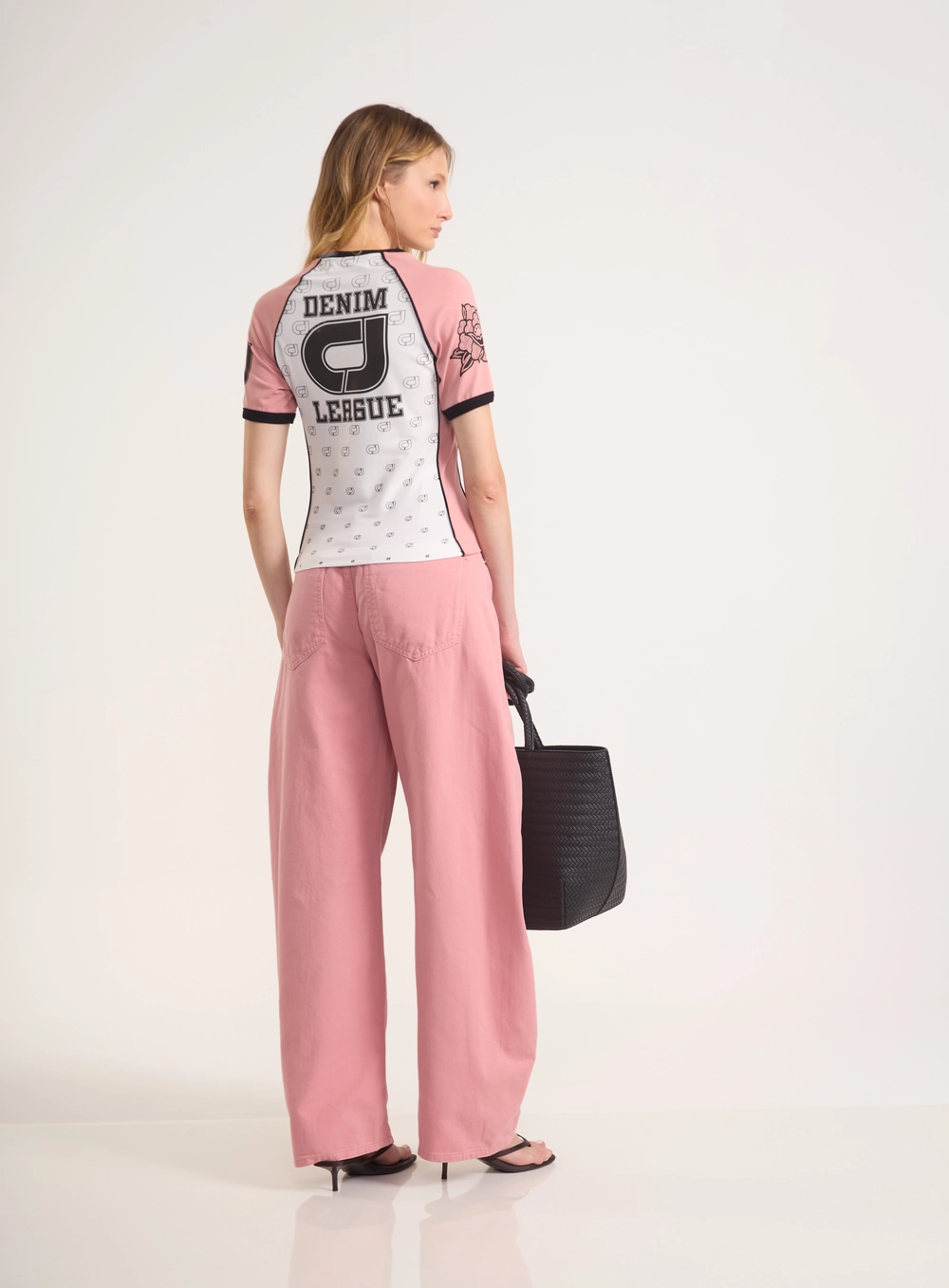 Camiseta Justa Bicolor Com Manga Raglan E Estampa Rosa