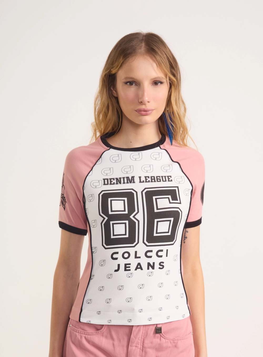 Camiseta Justa Bicolor Com Manga Raglan E Estampa Rosa