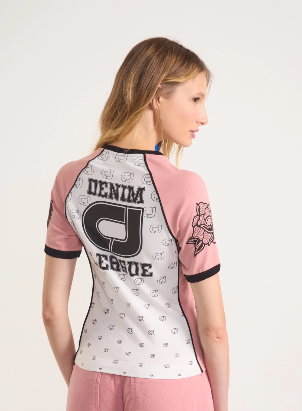 Camiseta Justa Bicolor Com Manga Raglan E Estampa Rosa