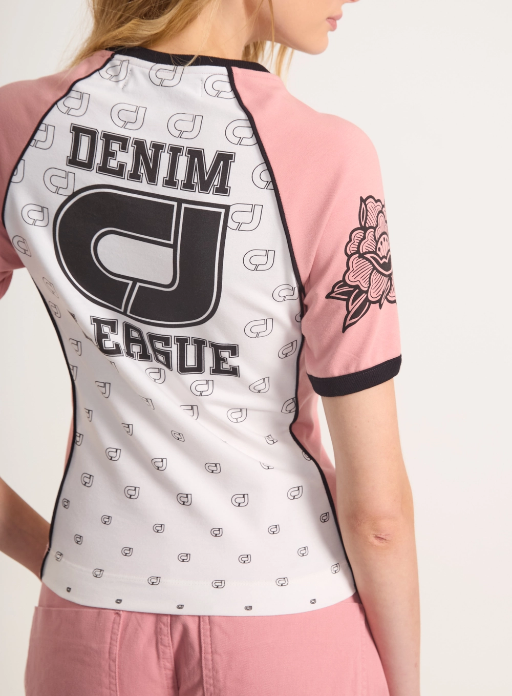 Camiseta Justa Bicolor Com Manga Raglan E Estampa Rosa