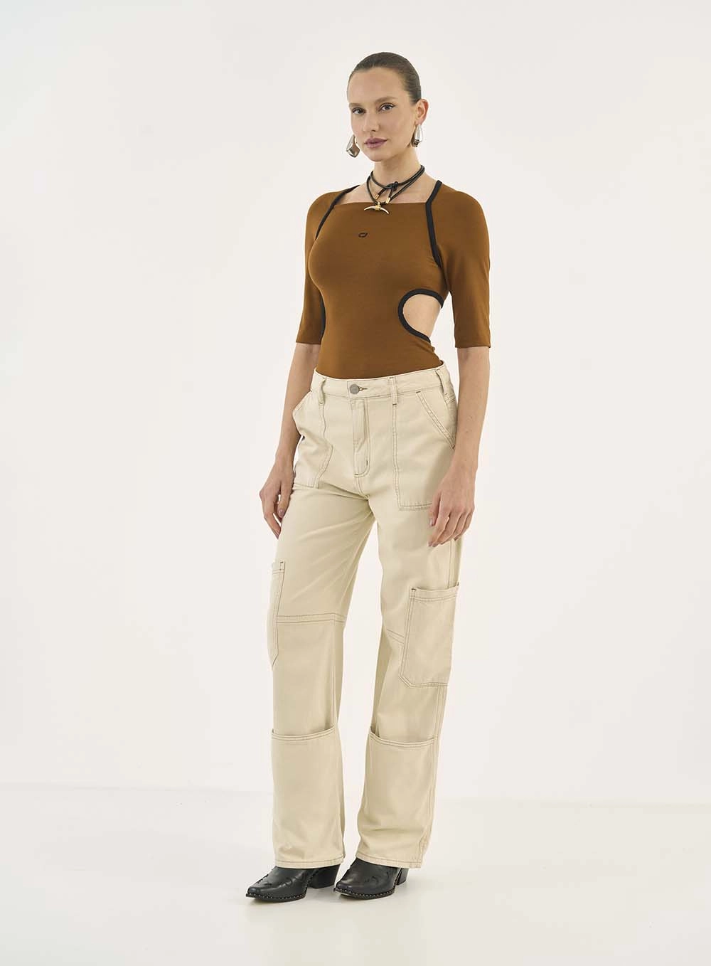 Blusa Slim Cut Out Duo Color Marrom