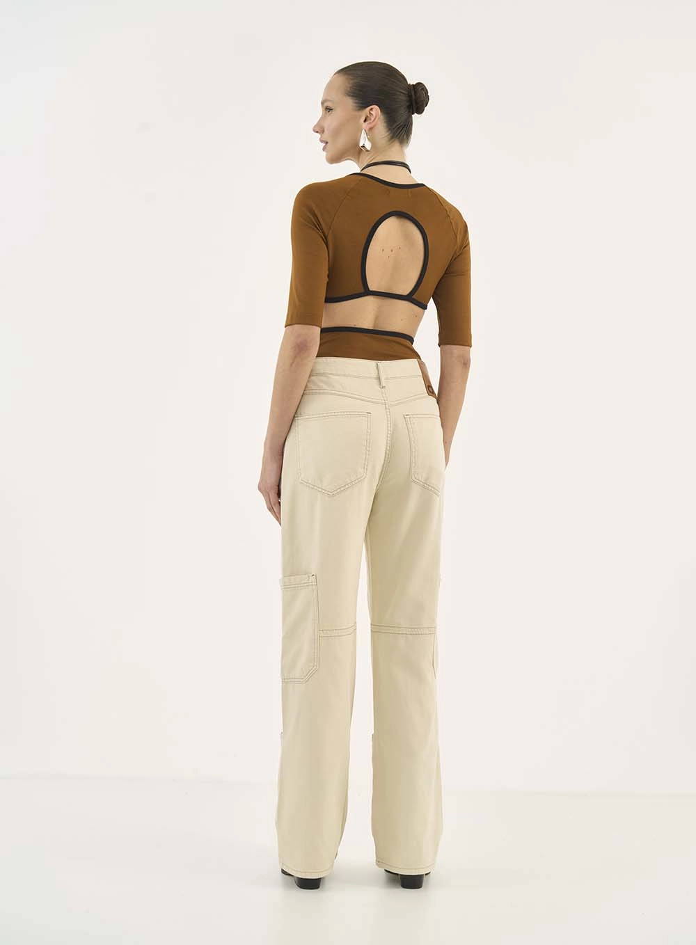 Blusa Slim Cut Out Duo Color Marrom