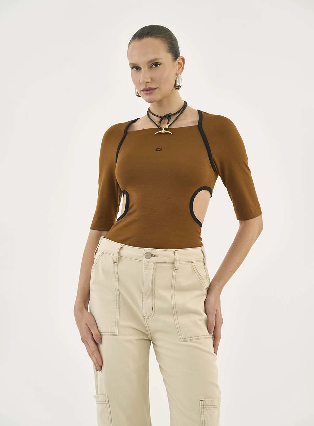 Blusa Slim Cut Out Duo Color Marrom