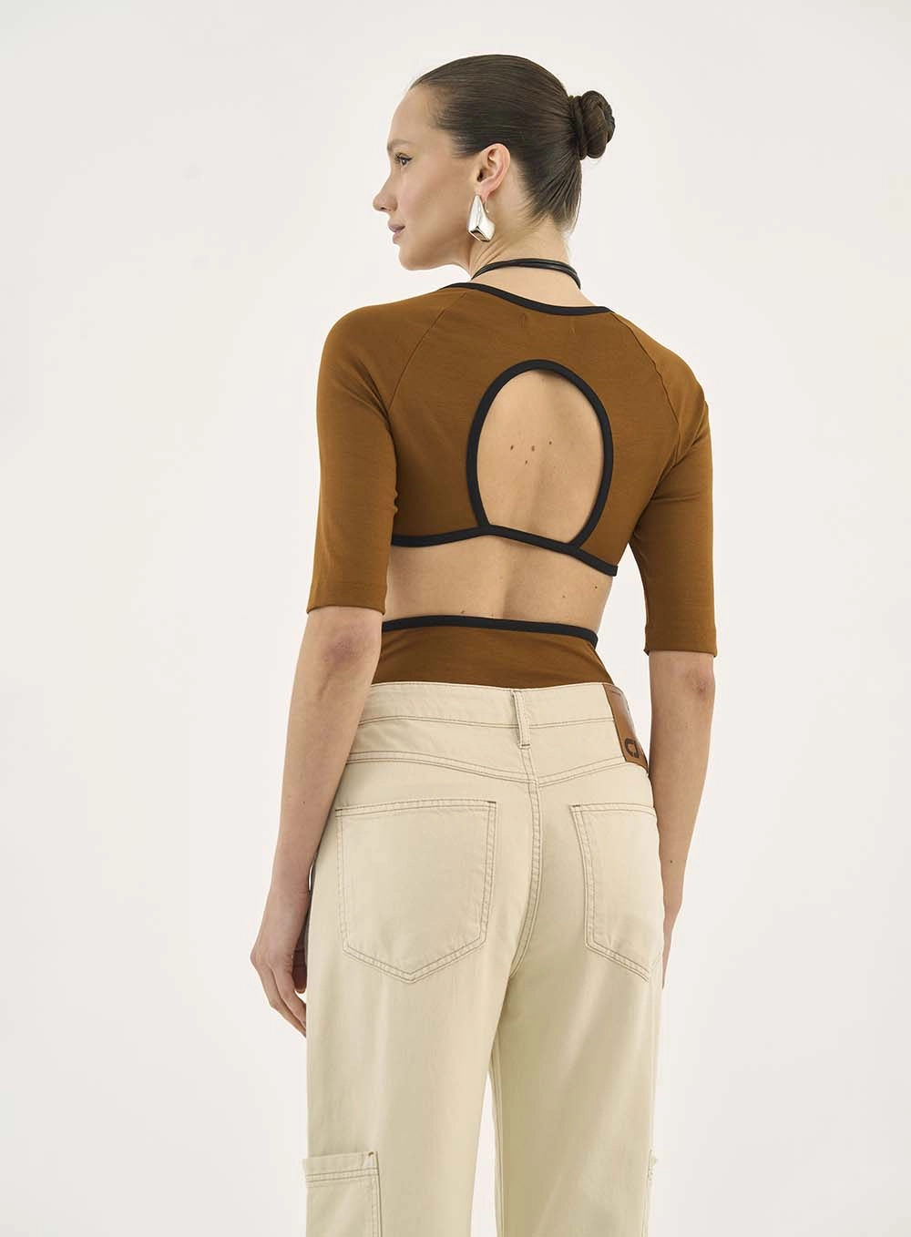 Blusa Slim Cut Out Duo Color Marrom