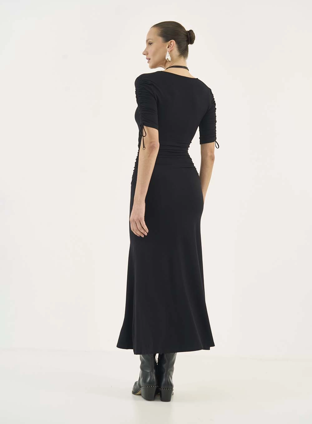 Vestido Slim Midi Com Franzido Lateral Preto