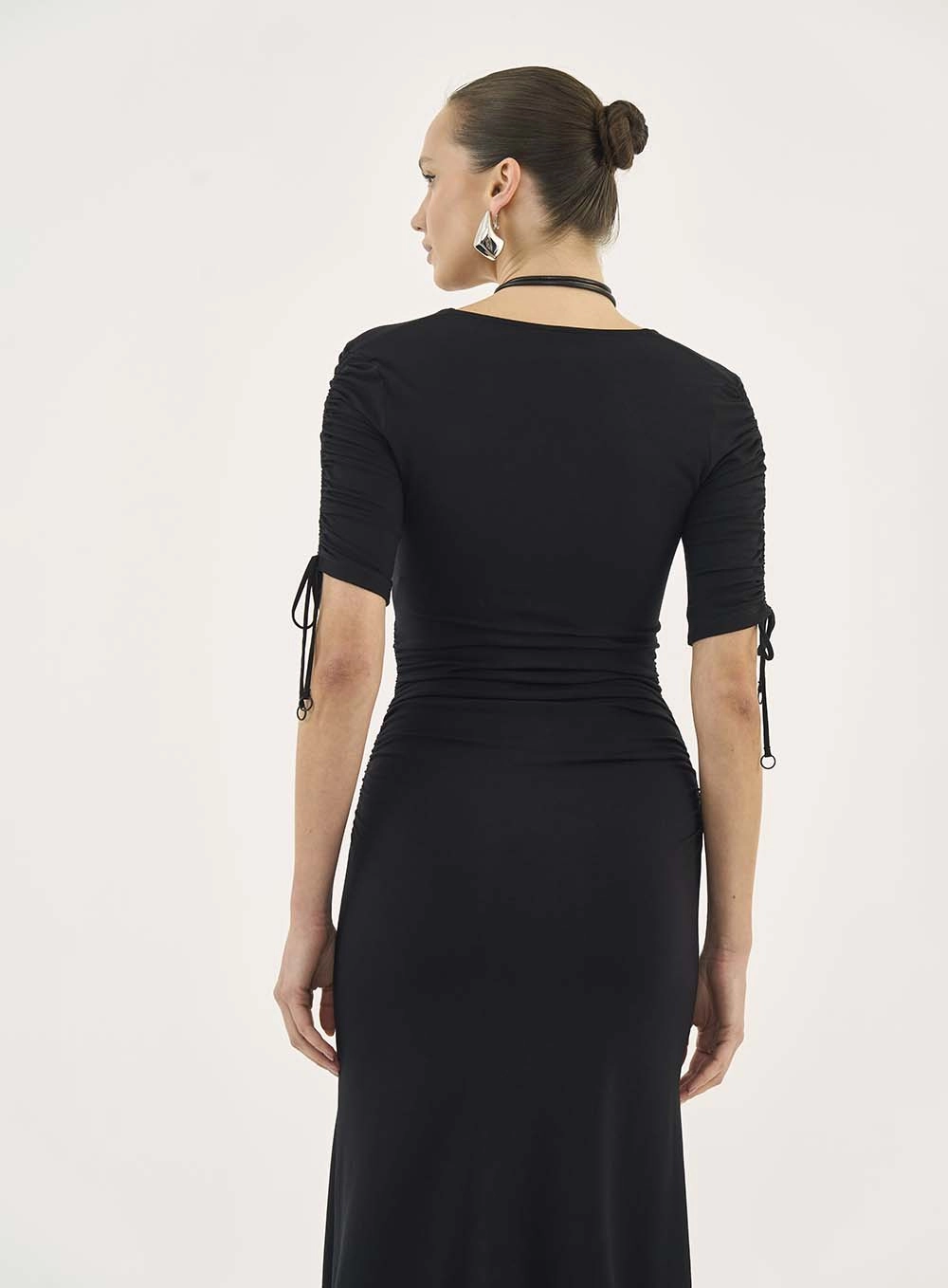 Vestido Slim Midi Com Franzido Lateral Preto