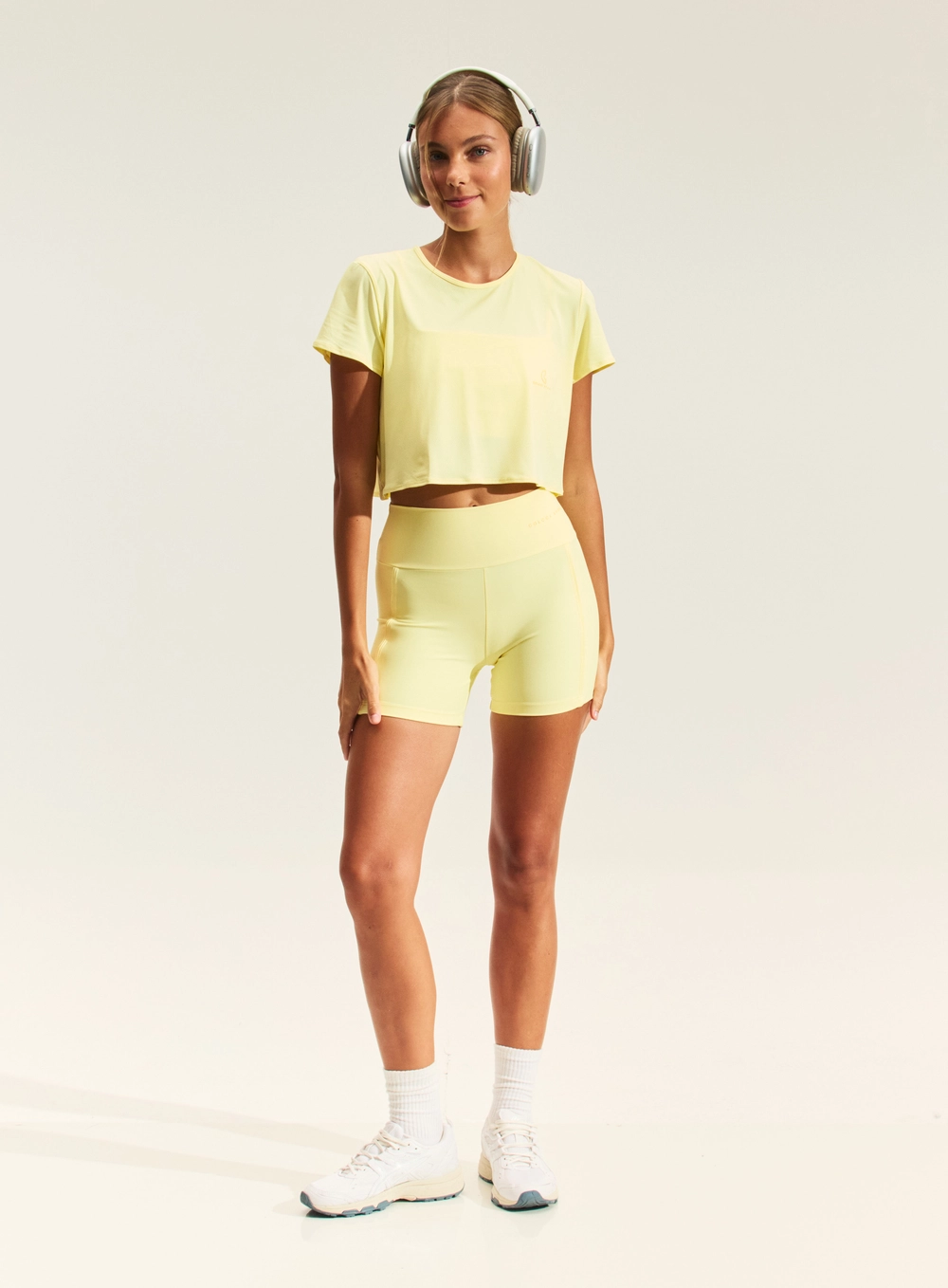 Bermuda Justa Com Bolsos E Cintura Alta Amarelo