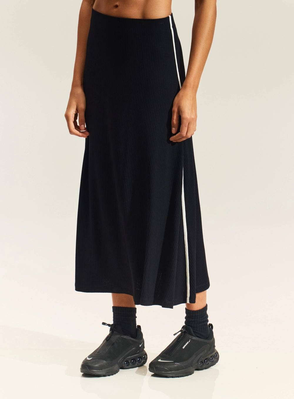 Saia Midi Canelada Com Faixa Lateral Preto