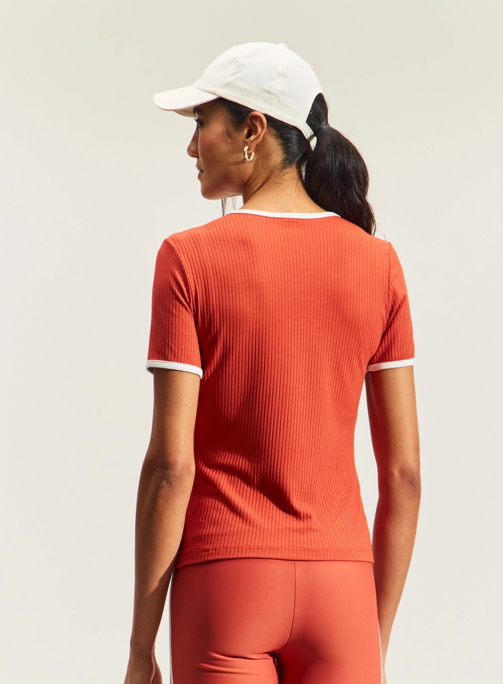 Blusa Justa Com Vivos E Mangas Curtas Laranja