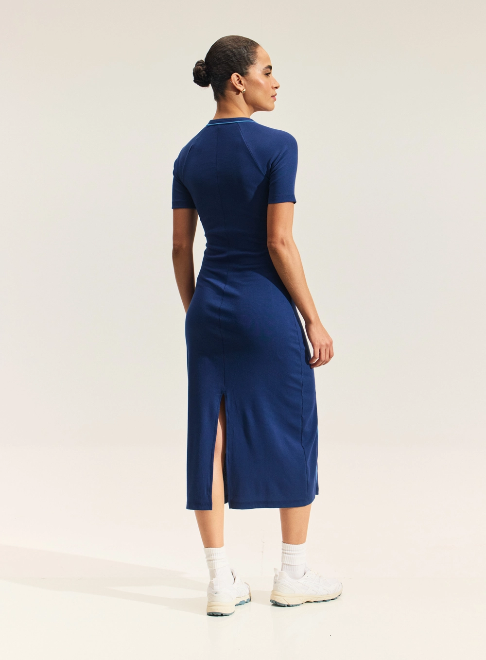 Vestido Midi Justo Com Vivos E Fenda Azul