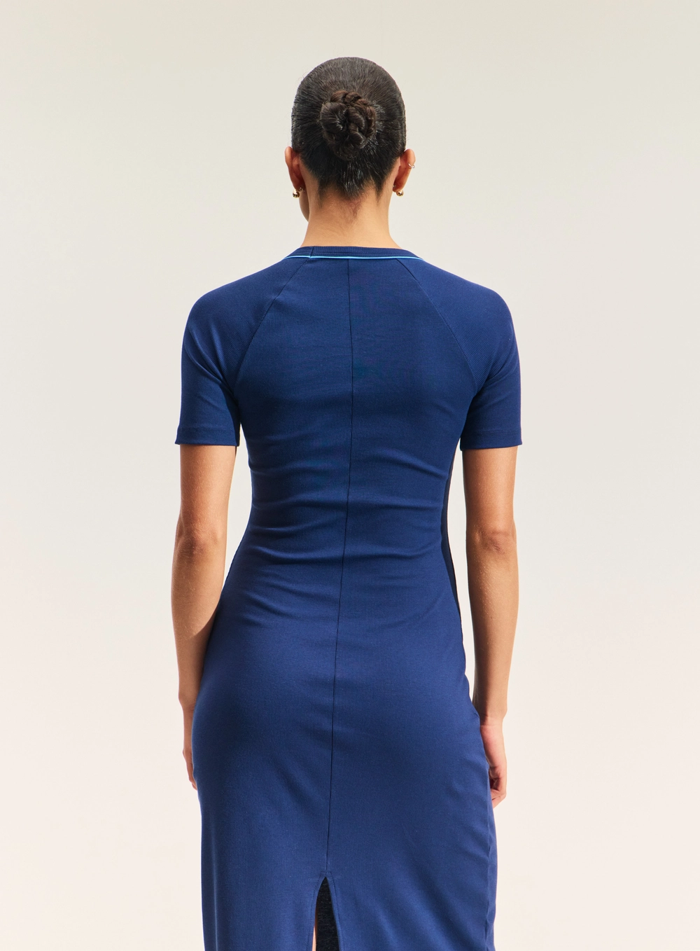 Vestido Midi Justo Com Vivos E Fenda Azul