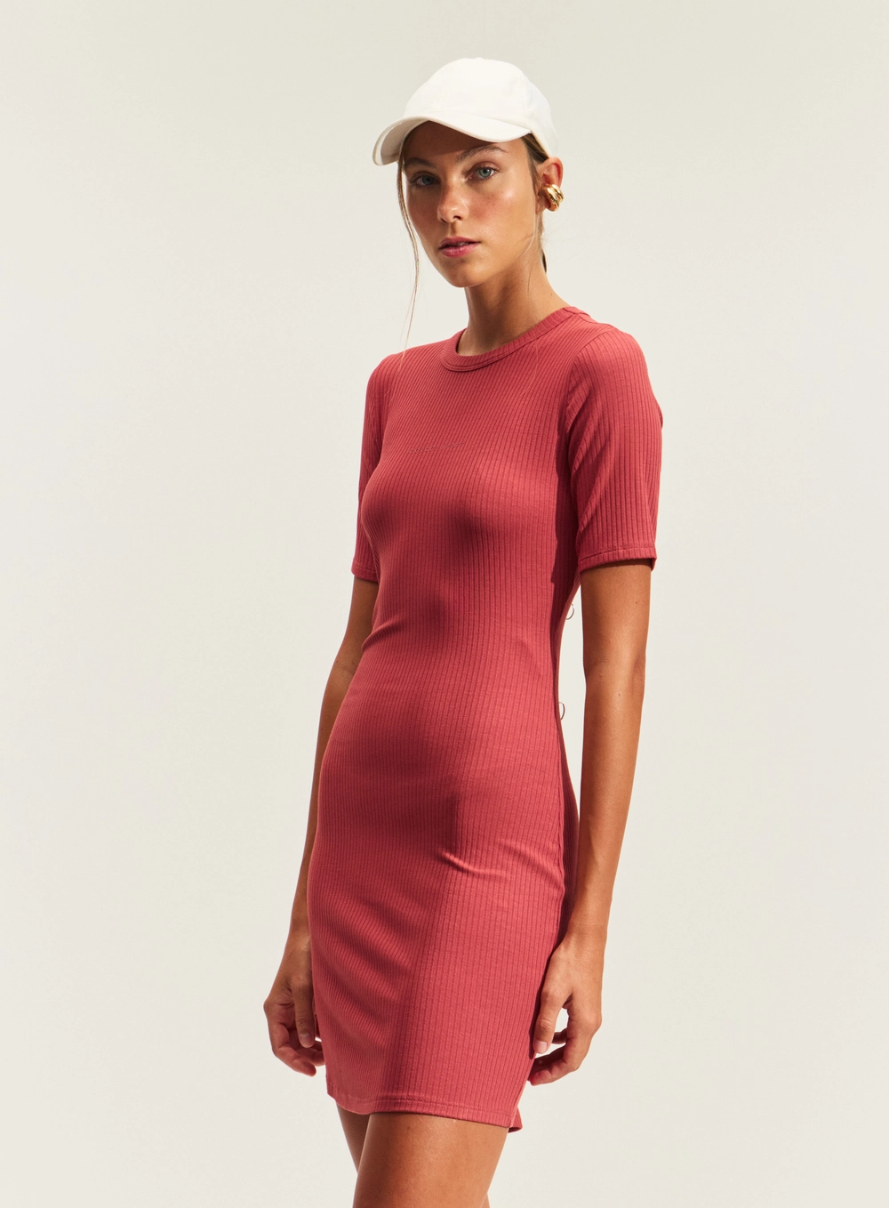 Vestido Curto Justo Canelado Com Manga Curta Marrom