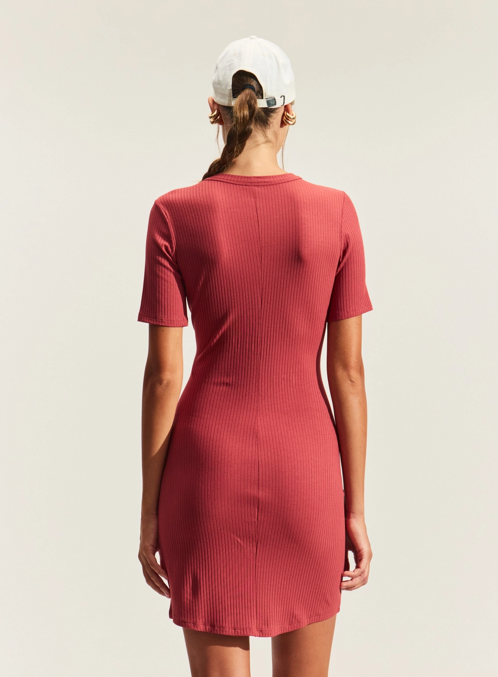 Vestido Curto Justo Canelado Com Manga Curta Marrom
