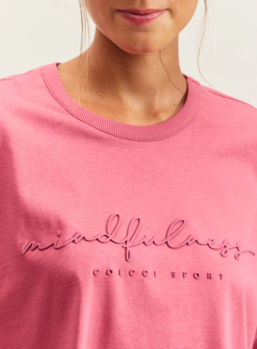 Camiseta Cropped Oversized Com Estampa Rosa