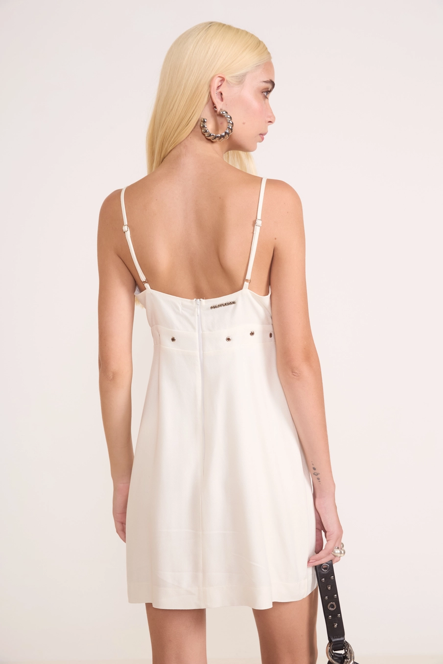 Vestido Curto Com Ilhós Off Shell
