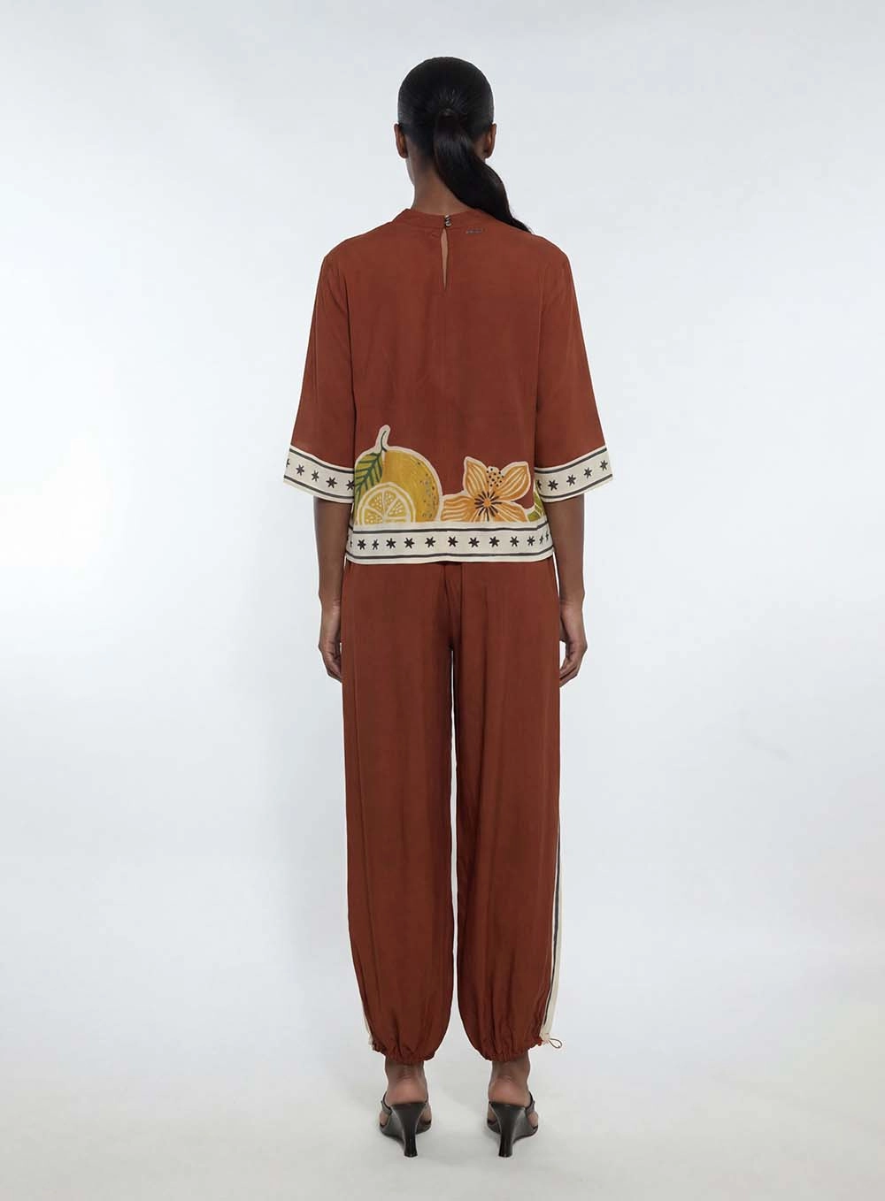 Calça Feminina Cintura Média Estampada - Aladin Marrom 2