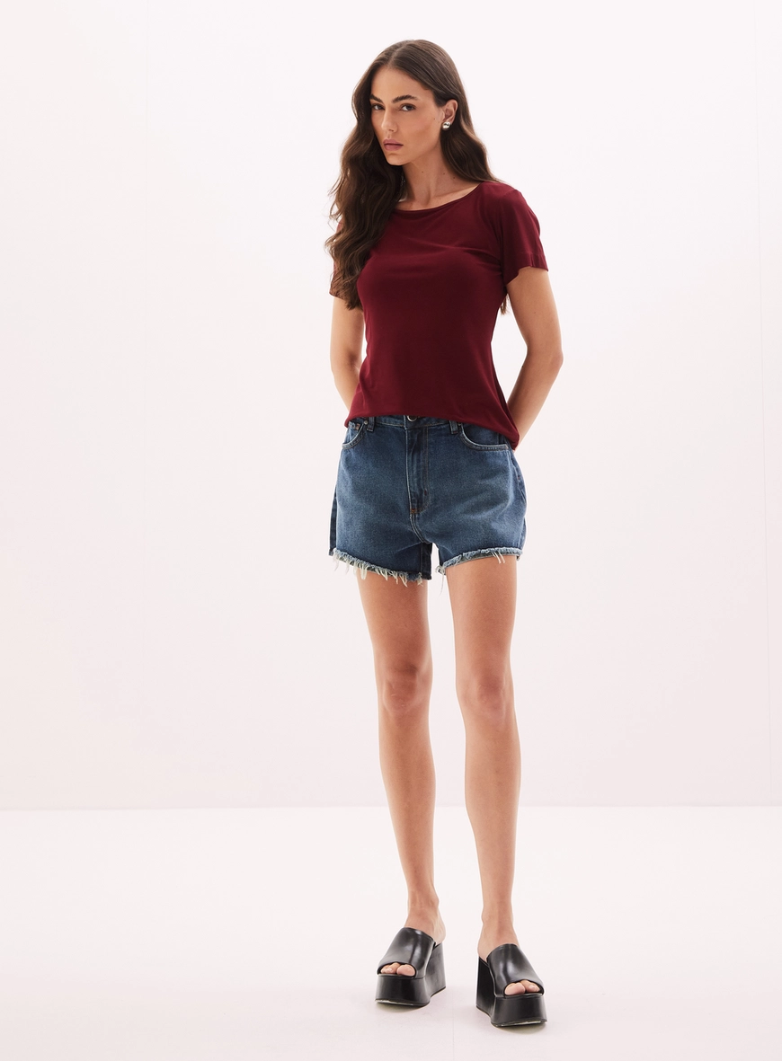 Camiseta Feminina Com Decote Canoa Bordo 1