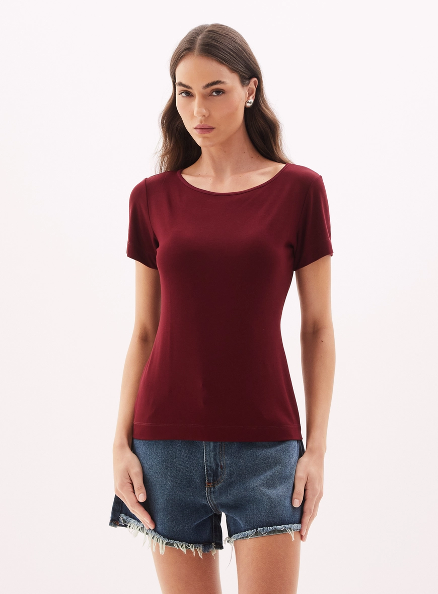 Camiseta Feminina Com Decote Canoa Bordo 2