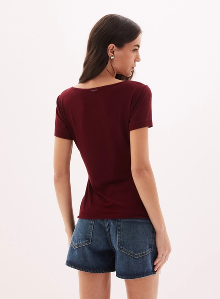Camiseta Feminina Com Decote Canoa