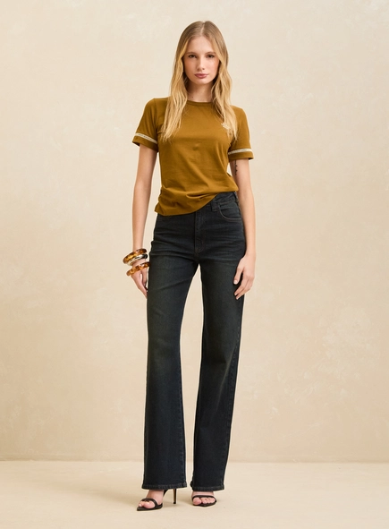 Camiseta Feminina Básica Com Detalhes - Fran