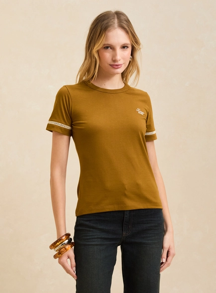 Camiseta Feminina Básica Com Detalhes - Fran