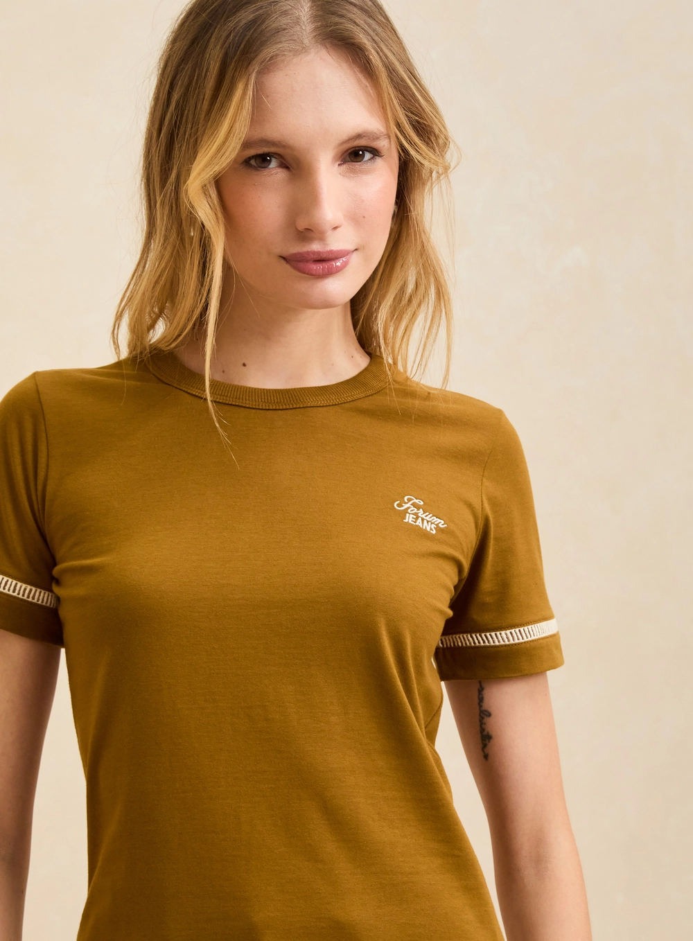 Camiseta Feminina Básica Com Detalhes - Fran Marrom 3