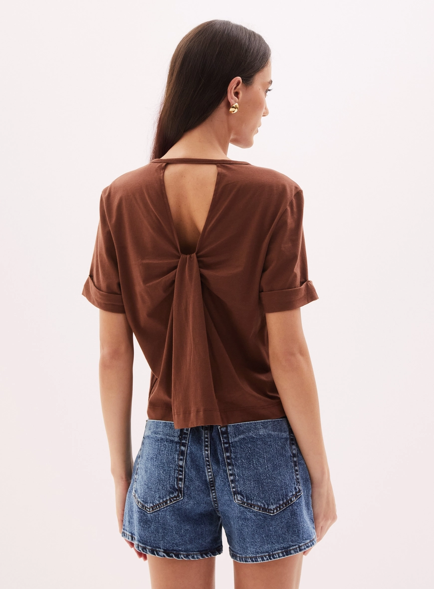 Camiseta Feminina Com Nó Costas Marrom 4