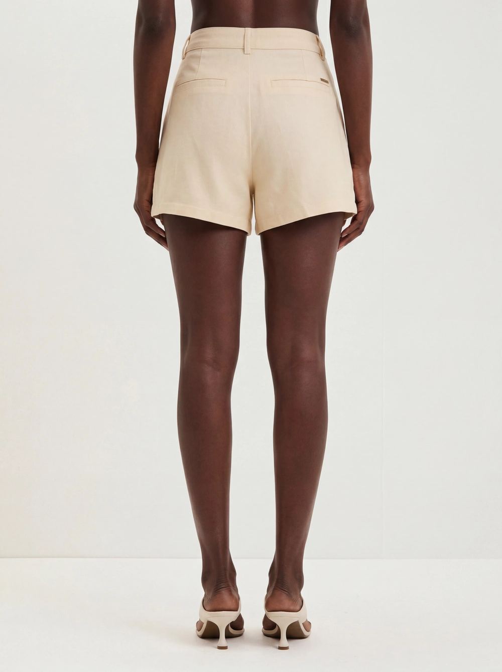 Short Alfaiataria Com Pregas Bege 2