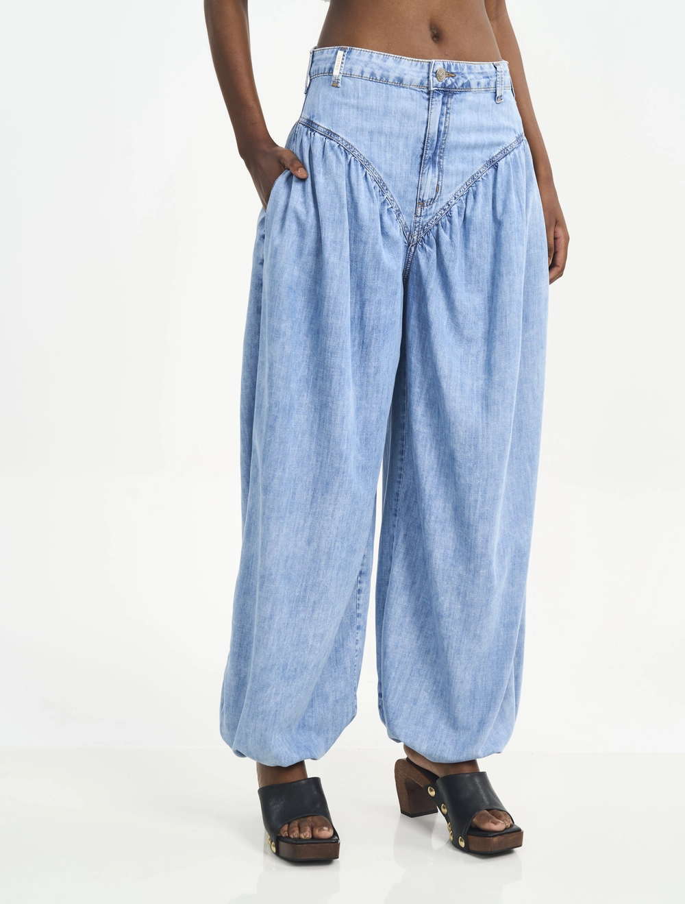 Calça Feminina Jeans Bombacho Com Franzidos Índigo